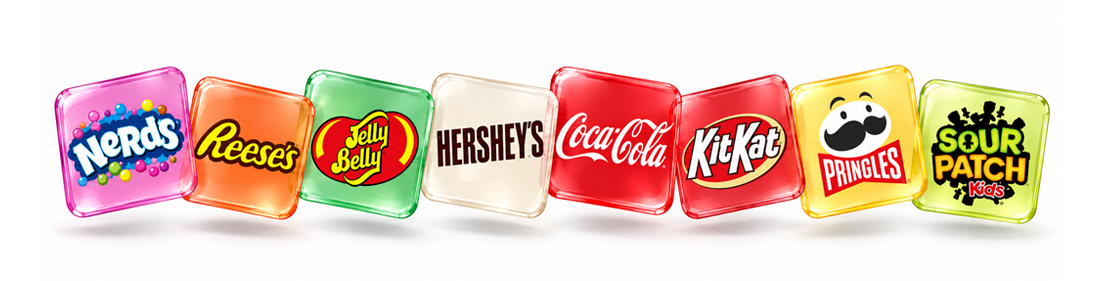 Latające kwadraciki przypominające cukierki z nazwami marek w środku: Nerds, Reese's, Jelly Belly, Hershey's, Coca-Cola, KitKat, Pringles, Sour Patch